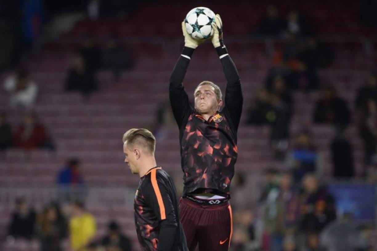 Jasper Cillessen se lesionó en una de las prácticas y el club ha comunicado que ha sufrido un esguince intercostal izquierdo. El portero quiere minutos en la Liga y Champions, por lo que habría pedido marcharse del Barcelona.