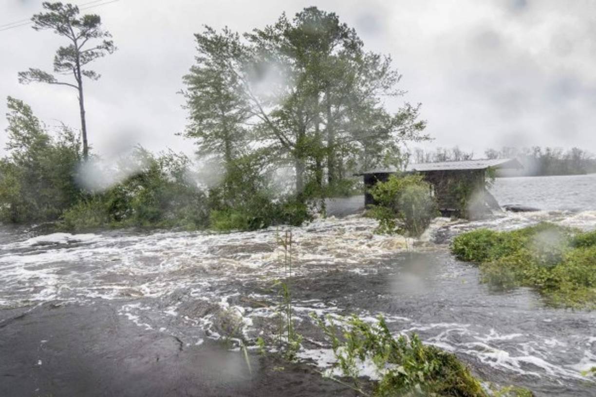 CHU11. Bryan Milpond (United States), 15/09/2018.- Heavy flood is seen in Bryan Millpond, North Carolina, USA, on 15 September 2018. Hurricane Florence has been downgraded to a category 1 storm on the Saffir-Simpson Hurricane Wind Scale, though is still expected to bring a storm surge with heavy flooding to the Carolinas. (Estados Unidos, Florencia) EFE/EPA/CRISTOBAL HERRERA