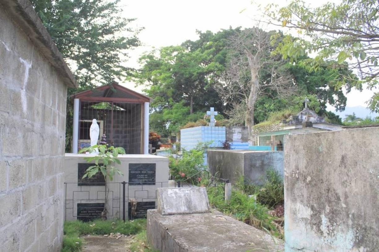 En 1940 se construye la II etapa del cementerio general y la capilla que lleva el nombre de Apóstol San Pedro. Asimismo, durante la década de los 40 y 50 se construyen dos cementerios más: el chino y el judío.
