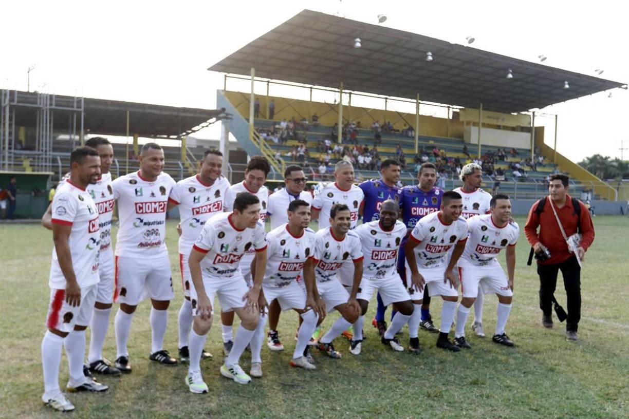 Entre las leyendas del fútbol hondureño jugaron este partido benéfico están Noel Valladares, Mario Beata, Rony Morales, Óscar ‘El Pescado‘ Bonilla, Wilfredo Barahona, Arnold Cruz, Reynaldo Tilguath, Cristian Santamaria, Walter Hernández, Wilmer Velasquez, Milton Nuñez, Irvin Reina y Beto Navas, entre otros.