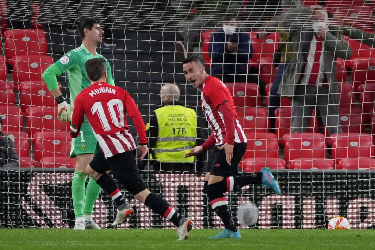 Álex Berenguer corre a celebrar su gol ante el lamento de Courtois.