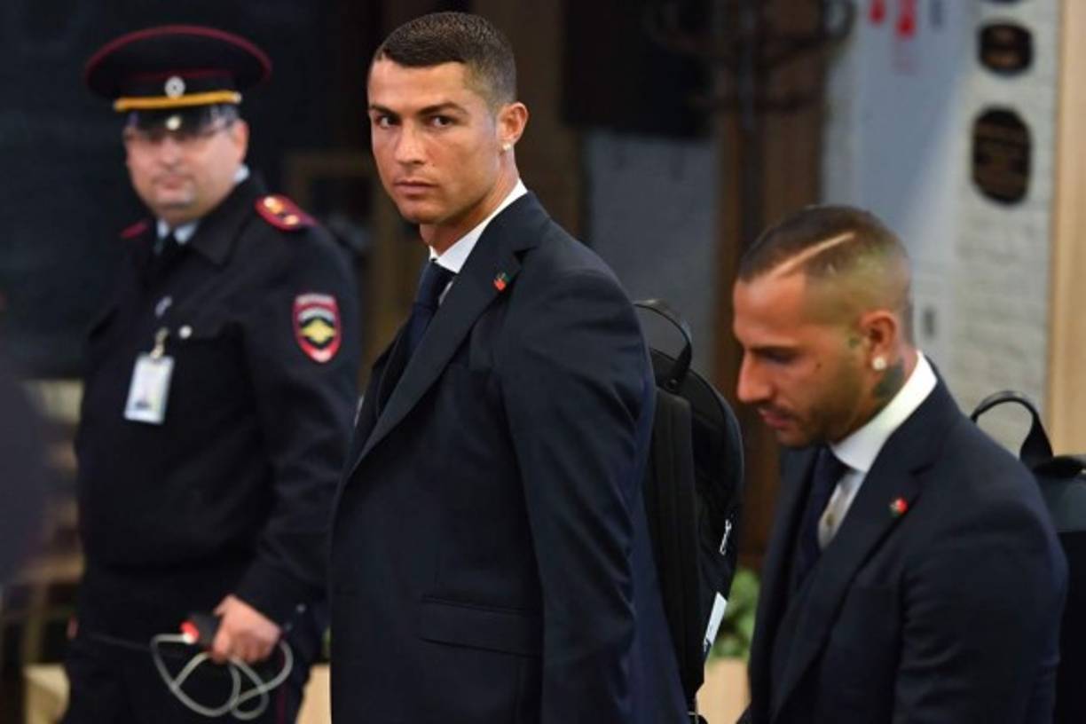 Cristiano Ronaldo saliendo del aeropuerto Zhukosvky junto con Ricardo Quaresma. Foto AFP