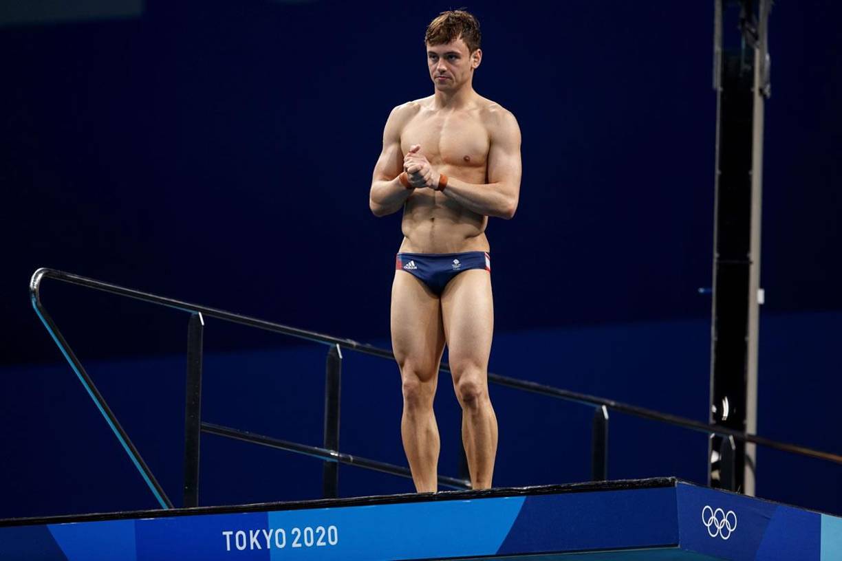 Tom Daley - El saltador inglés se declaró abiertamente gay a finales de 2013, con 19 años pero ya con dos Juegos Olímpicos a sus espaldas. Se decidió a dar ese paso y grabar un vídeo que publicó en YouTube para compartir una noticia con sus fans sobre su vida personal. “Al llegar la primavera de este año, mi vida cambió al conocer a alguien que me hacía sentir feliz y ese alguien es un hombre”, explicó en aquella grabación, con la que quiso responder a “rumores y especulaciones” sobre su orientación sexual.