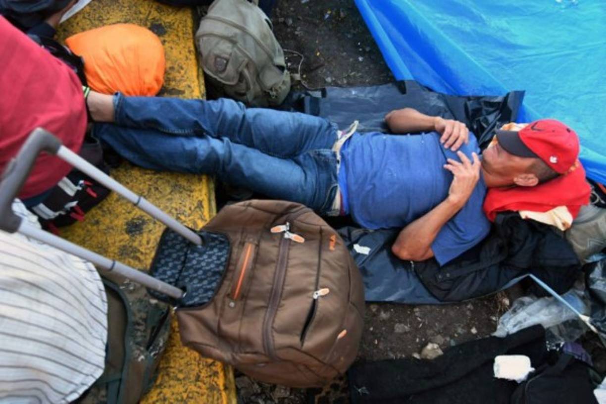 Los migrantes pasaron la noche en la interperie.