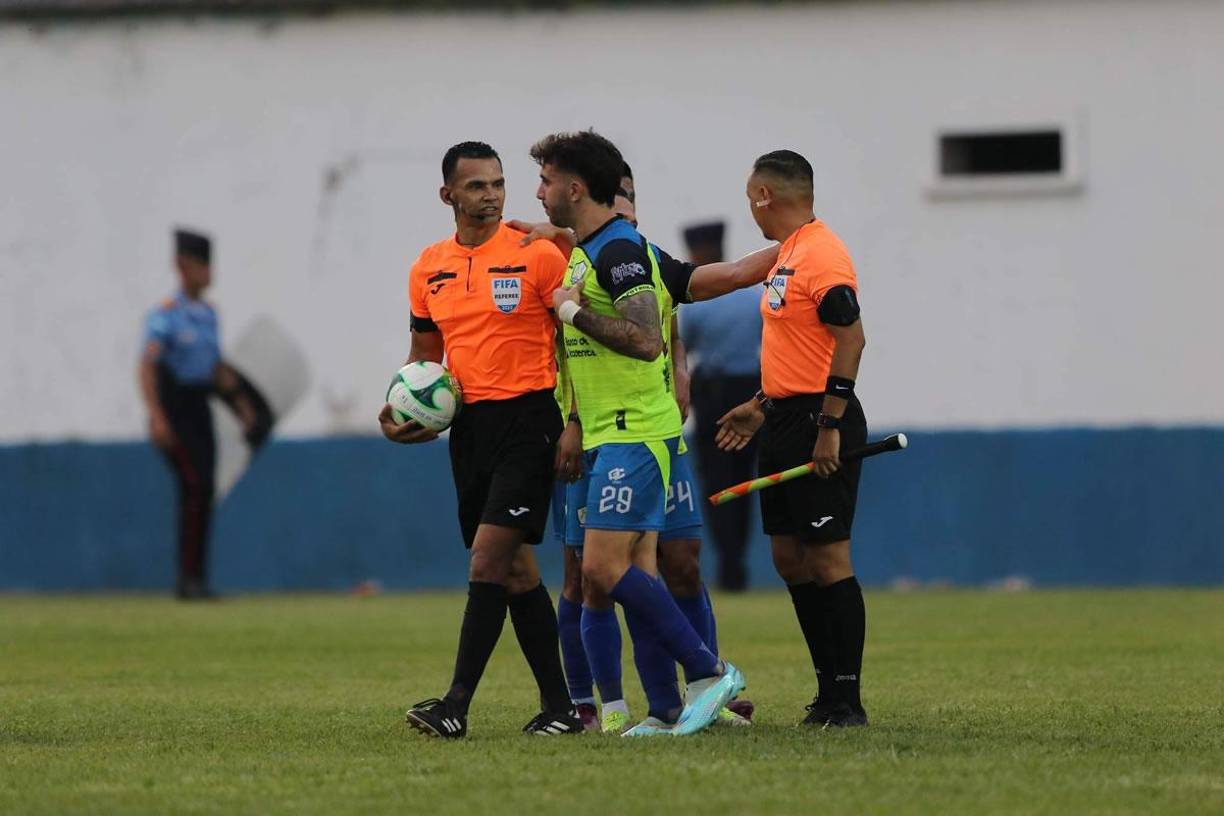 Agustín Auzmendi habló con los árbitros al final del partido.