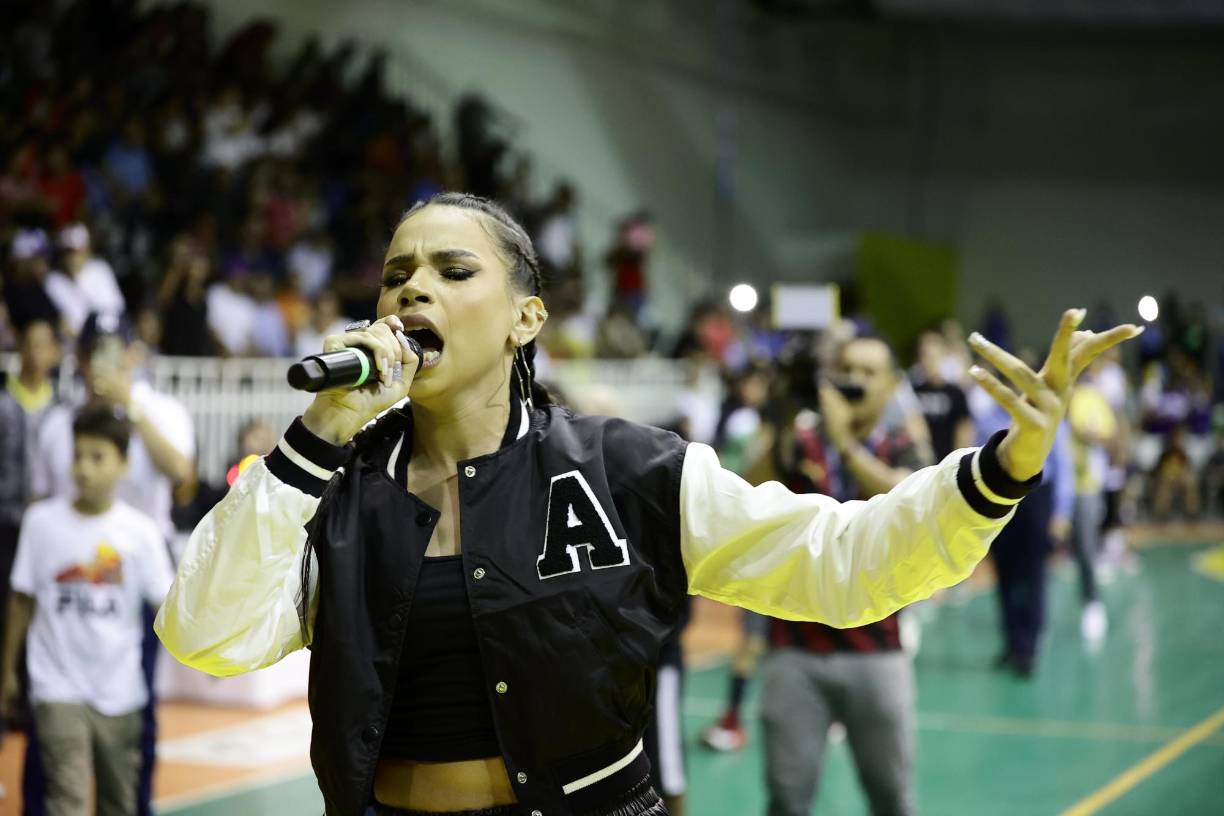 La catracha cautivó en el show de los Harlem Globetrotters este lunes.