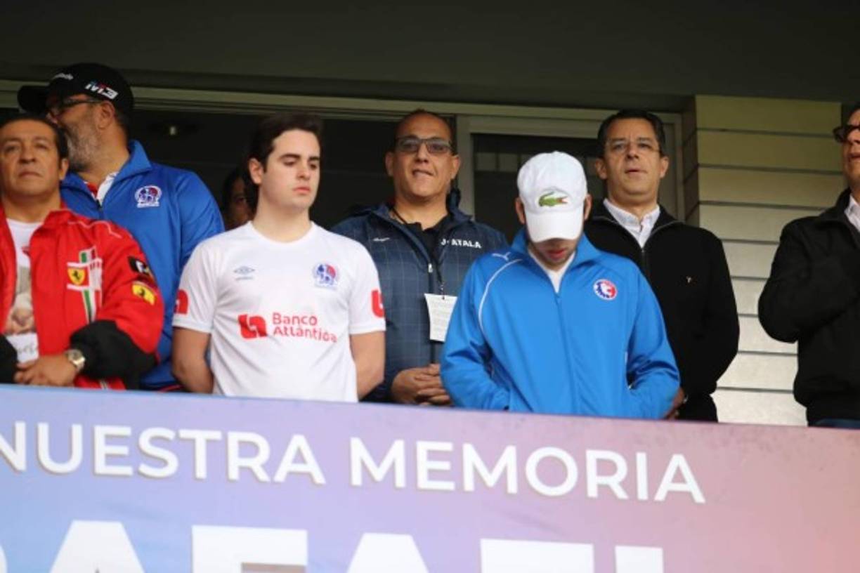 Familiares de Rafael Ferrari, en el palco rindieron homenaje al presidente del Olimpia