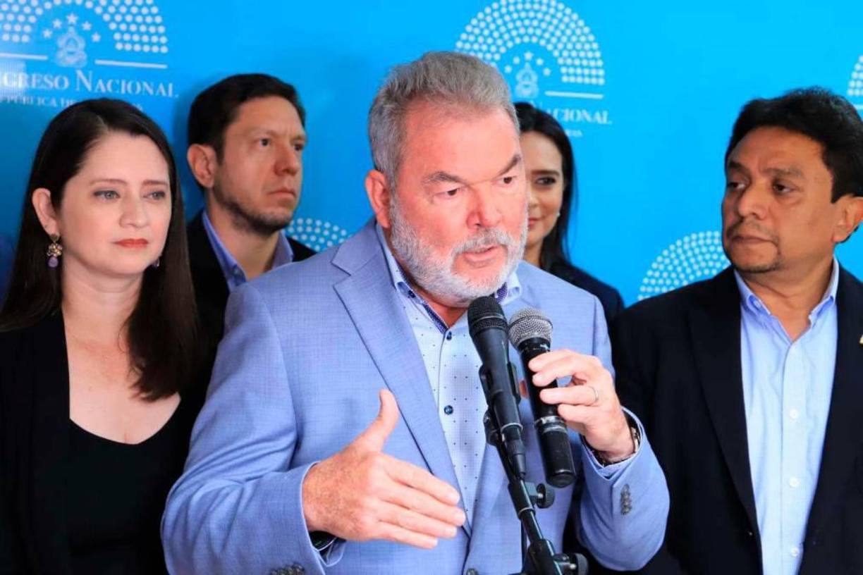 Sus declaraciones surgieron cuando se estaba refiriendo a su desconexión con la mandataria desde 2021, pues, según manifestó, él no ha tenido contacto con ella desde que comenzó su gestión.