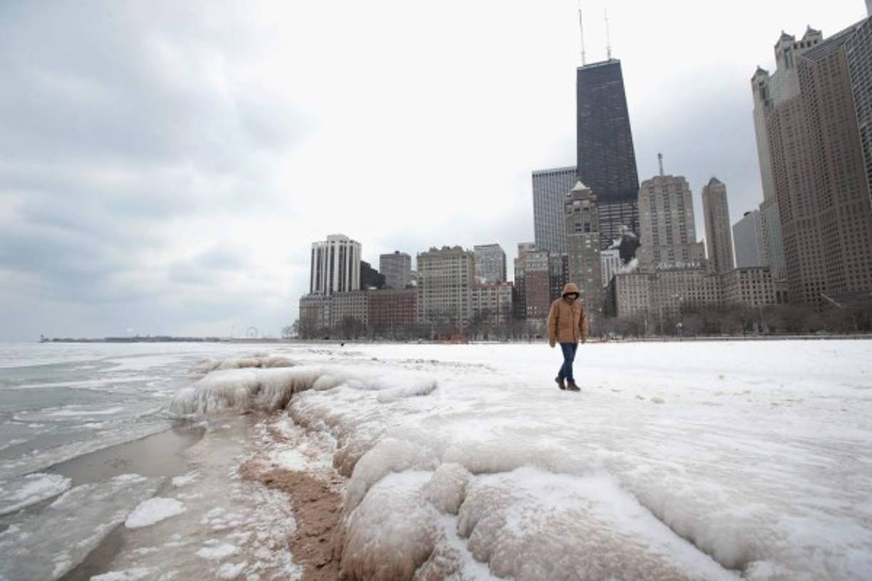 El Lago Michigan, en Illinois, se congeló en gran parte de la costa.