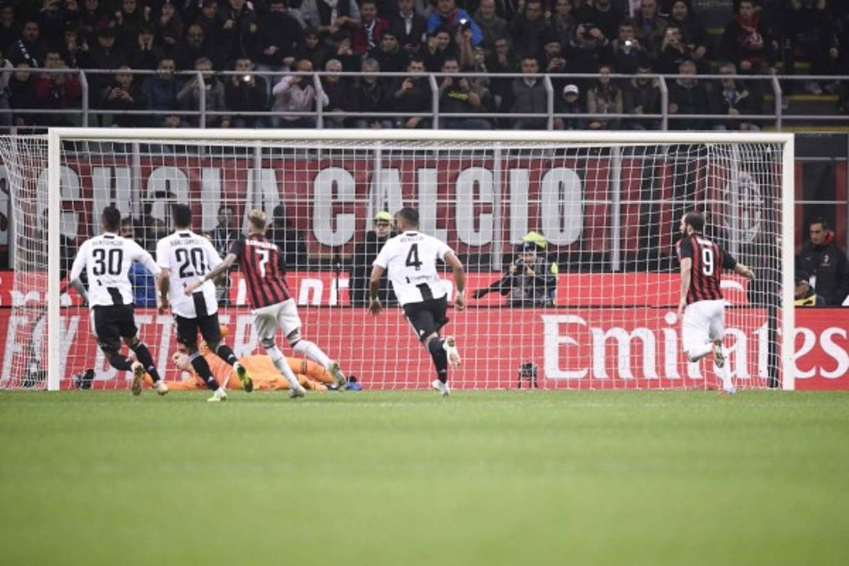El portero polaco Wojciech Szczesny le hizo caso a Cristiano Ronaldo y se tiró donde le dijo para parar el penal de Higuaín. Foto @juventusfc