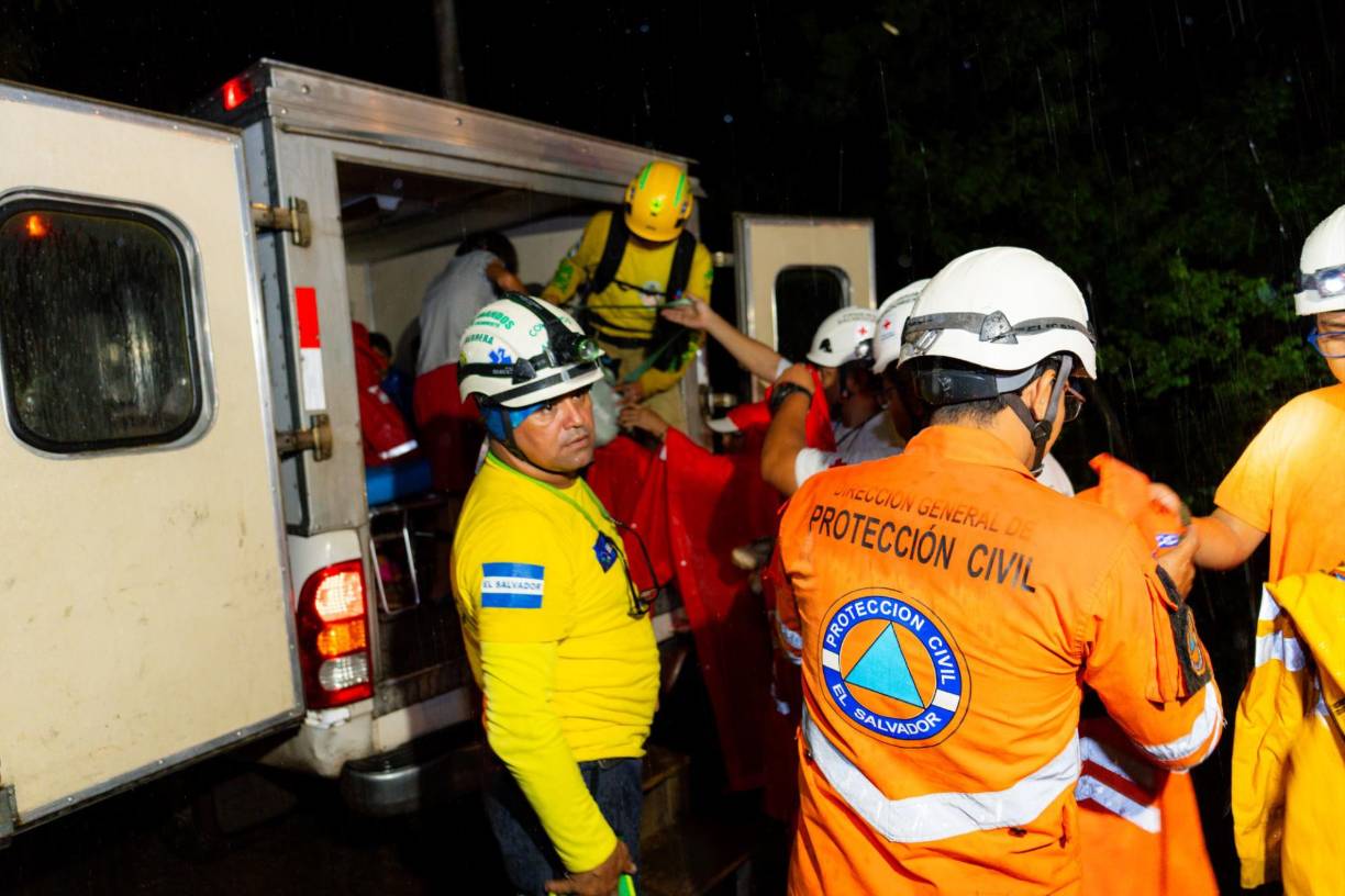 Al menos tres personas murieron el domingo en Guatemala y El Salvador por las fuertes <b>lluvias</b> que azotan Centroamérica y que han causado inundaciones, deslaves y otros desastres en la región, informaron socorristas y la policía. 
