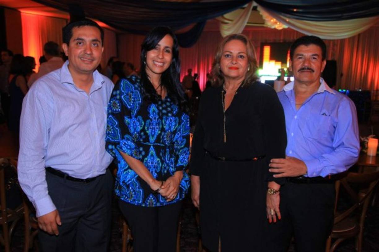 Dennis y Elena Oliva con Mary y Orlando Matamoros.