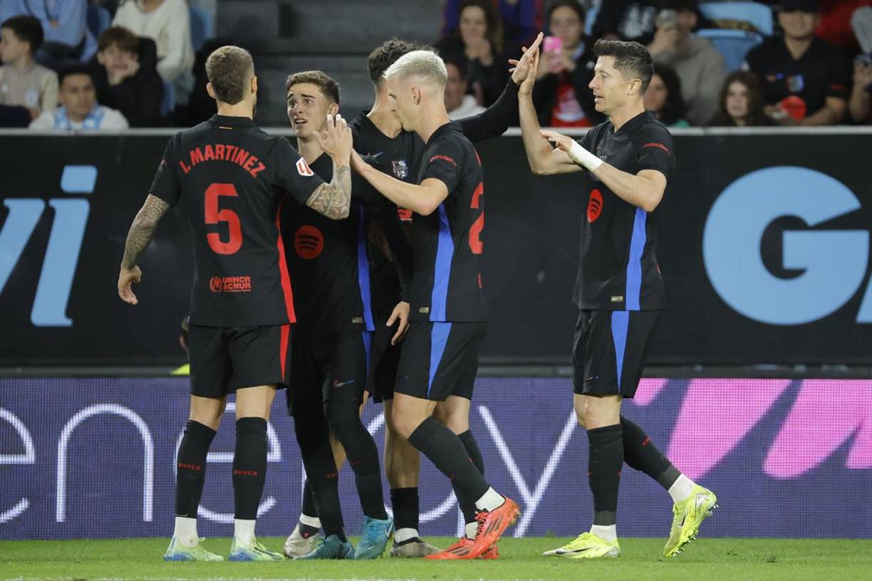 Los jugadores del Barcelona celebrando el gol de Robert Lewandowski.