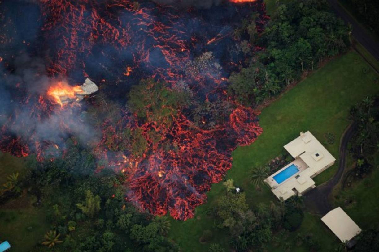 Los ríos de lava del volcán Kilauea, el más activo de Hawái, han destruido al menos 26 residencias en la Isla, y han obligado a la evacuación de miles de personas, mientras que el gobernador David Ige decretó el estado de emergencia.