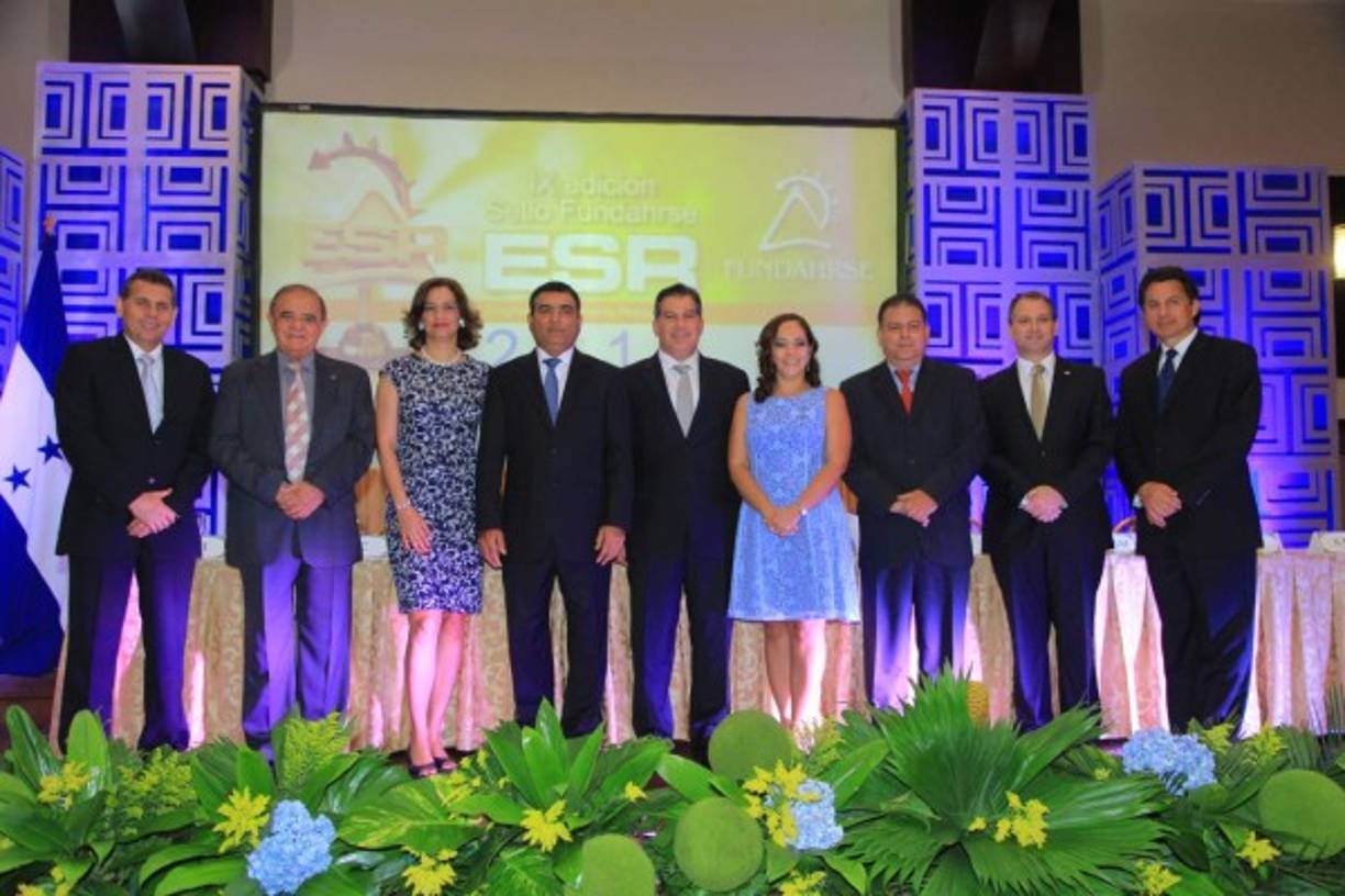 Alberto Bográn, Alberto Díaz Lobo, Karen Calidonio, Yussuf Amdani, Mateo Yibrín, Mey Hung, Carlos Aguilar, Luis Larach y Mario Canahuati presidieron la mesa de honor en la esperada gala empresarial.