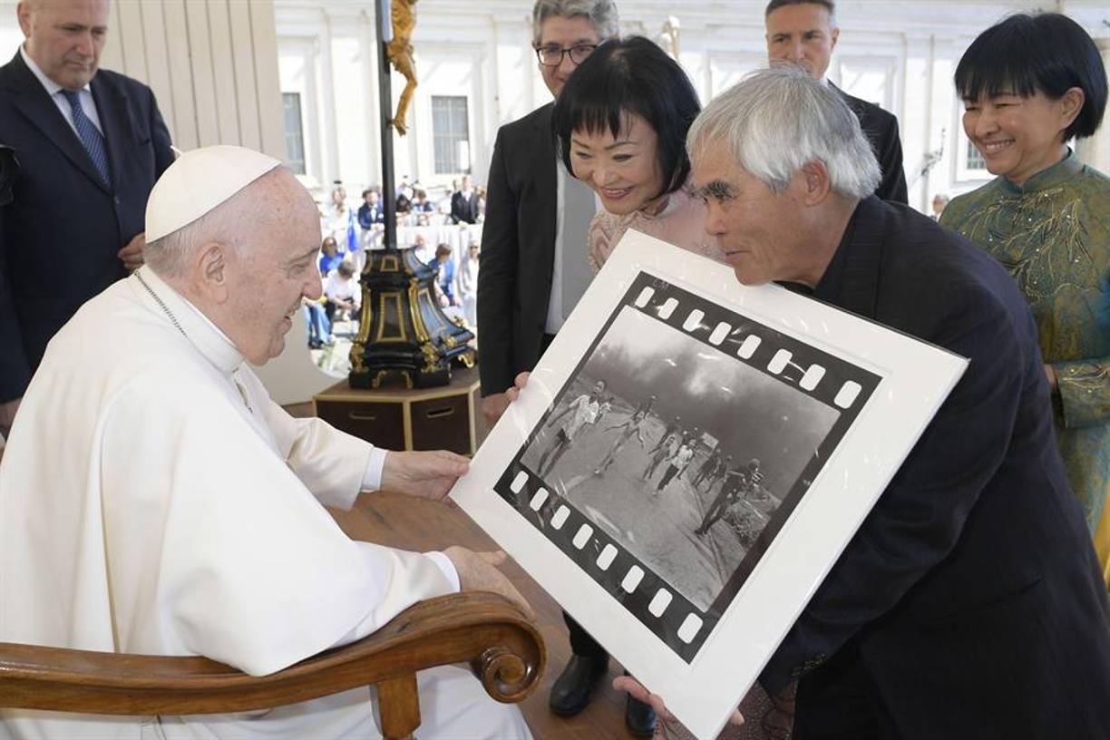 Nick Út y Kim Phuc se encontraron con el papa Francisco.