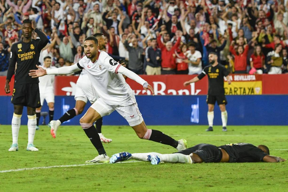 El marroquí Youssef En-Nesyri corriendo a celebrar el autogol de David Alaba, quien se quedó tendido en el suelo.