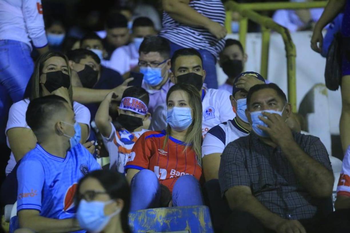 En las graderías del estadio Morazán se vive un lindo ambiente deportivo.