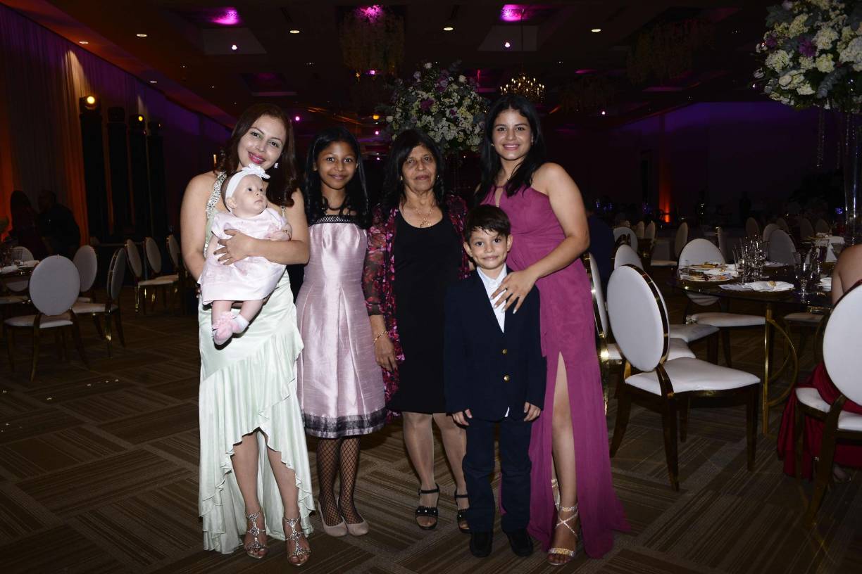 Dunia Laínez, Alejandra Laínez, Ariana Laínez, Victoria Portillo, Jason Laínez y Sandy Laínez