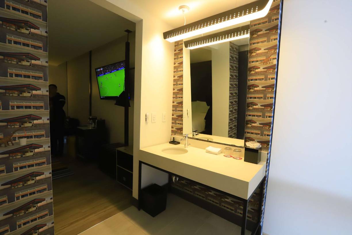 El hotel cuenta con programas para niños Camp Aloft, el programa para mascotas Arf (Animals R Fun), y el espacio Live at Aloft, que presenta y apoya a músicos locales. 