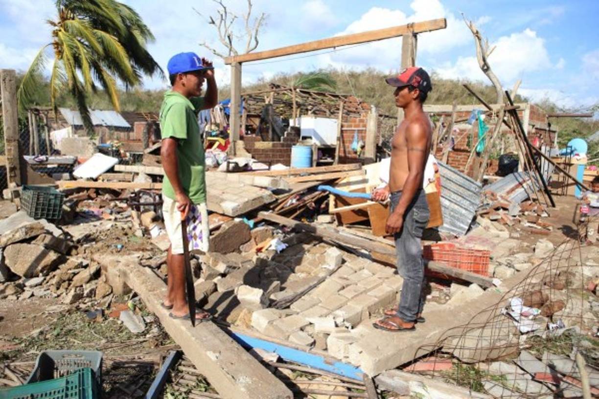 El presidente Enrique Peña Nieto visitó varios puntos de Colima y la zona costera de Jalisco, estado por donde tocó el meteoro.