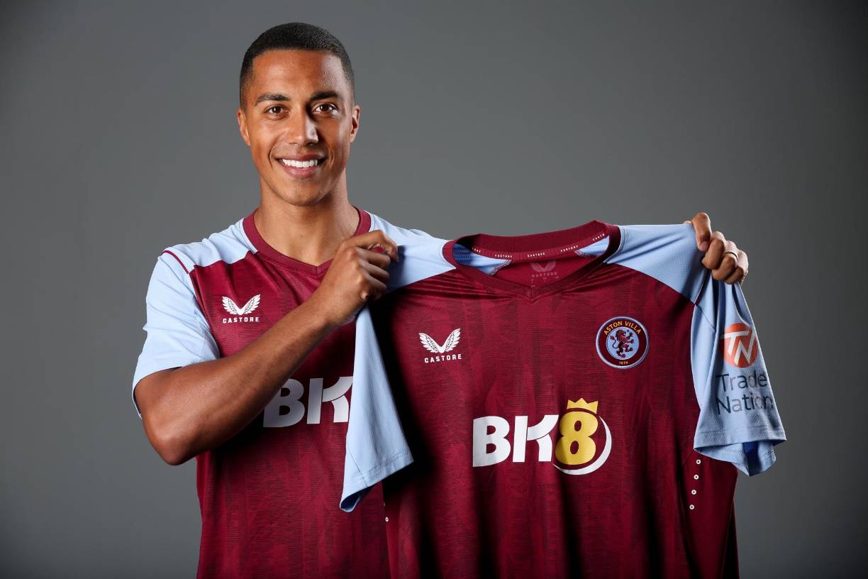 El Aston Villa comunicó hace unos días el fichaje del centrocampista belga Youri Tielemans, que llega gratis tras finalizar contrato con el descendido Leicester City. El futbolista fue presentado oficialmente este sábado.