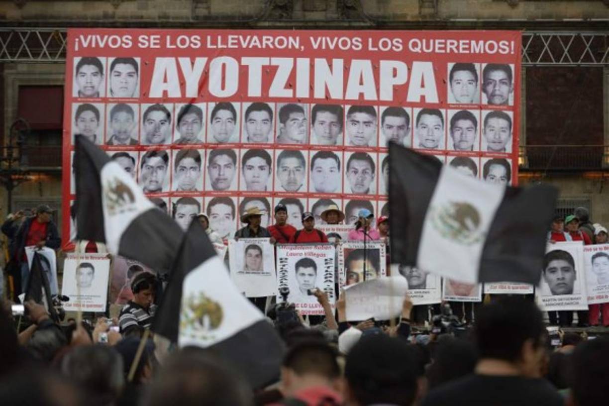 La desaparición de los estudiantes desató una ola de multitudinarias protestas en México y alrededor del mundo exigiendo la renuncia del mandatario mexicano.