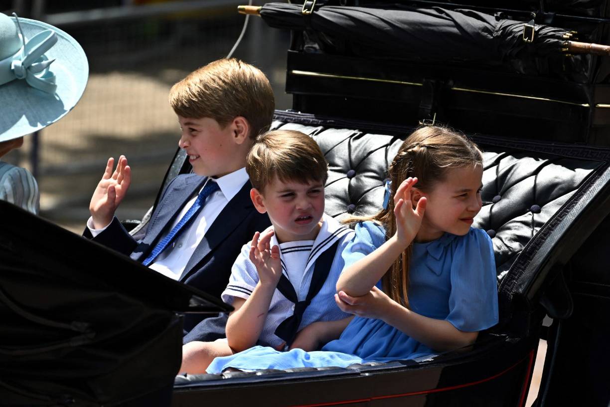 Los hijos de los duques de Cambridge, George, Charlotte y Louis, acompañaron a su madre en un carruaje recorriendo el desfile militar, saludando a las miles de personas congregadas en Londres para el inicio de los festejos por los 70 años de reinado de Isabel II.