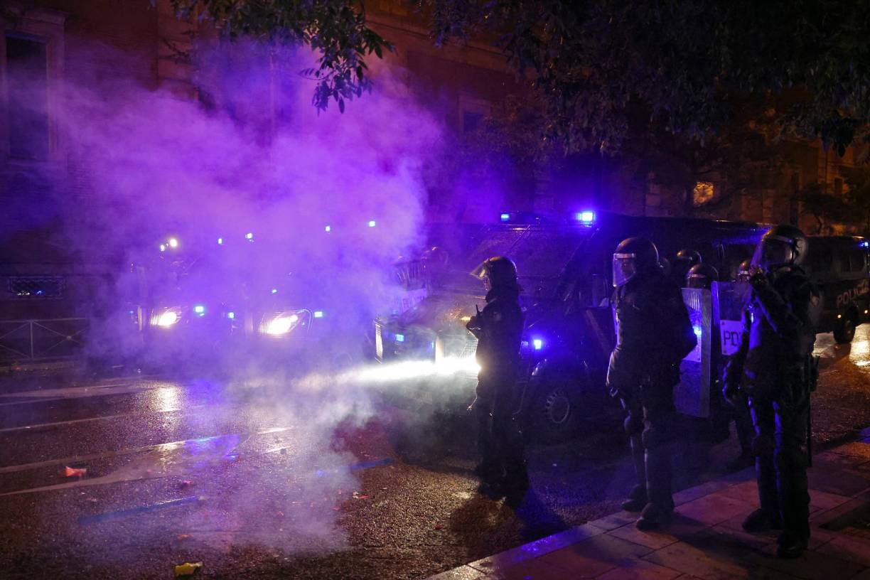 La policía se ha desplegado en las principales ciudades españolas para evitar disturbios.