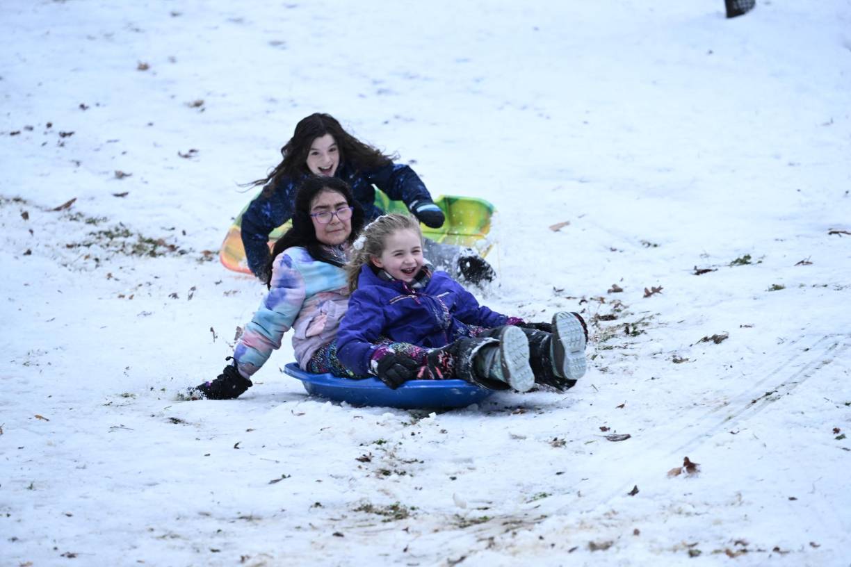 Otras zonas de Nueva York, en Long Island, al oeste de Manhattan, llegaron a acumular entre 5,08 y 6,35 centímetros, mientras está vigente una advertencia de tormenta invernal hasta esta noche.