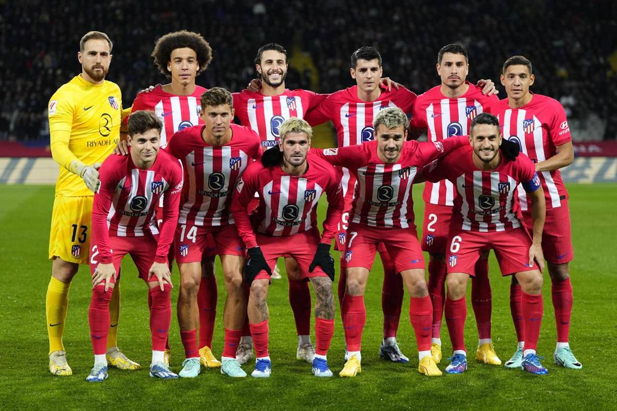 El 11 titular del Atlético de Madrid posando antes del inicio del partido contra el Barcelona..