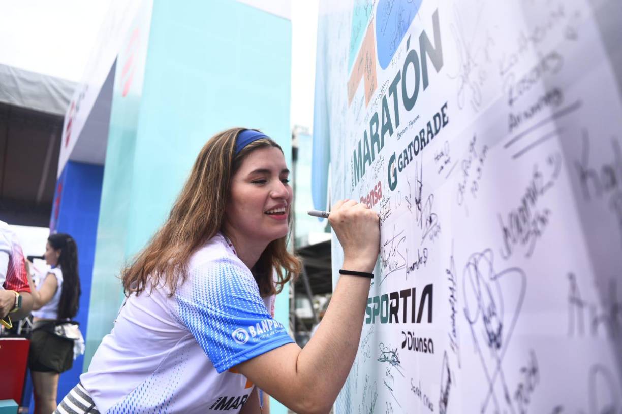 Esta linda dama dejó plasmada su rúbrica en el logo alusivo a la 48 Maratón Internacional La Prensa. 