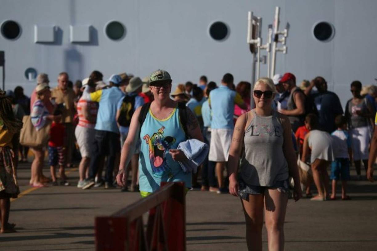 Los pasajeros, después que se bajaron, comenzaron a tomar fotografías de lo que les llamó la atención de Roatá.