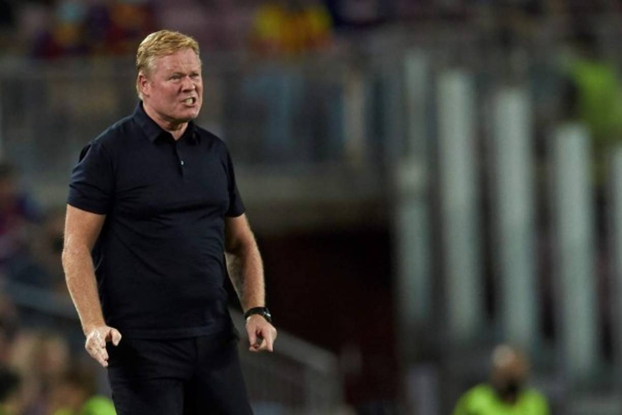 Roland Koeman se mostraba enfadado al ver lo ocurrido en el terreno de las acciones.