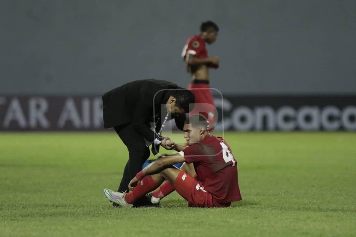 ¡Enorme! Luis Alvarado se dio el tiempo para ir a consolar a los jugadores de la Sub-20 de Panamá.