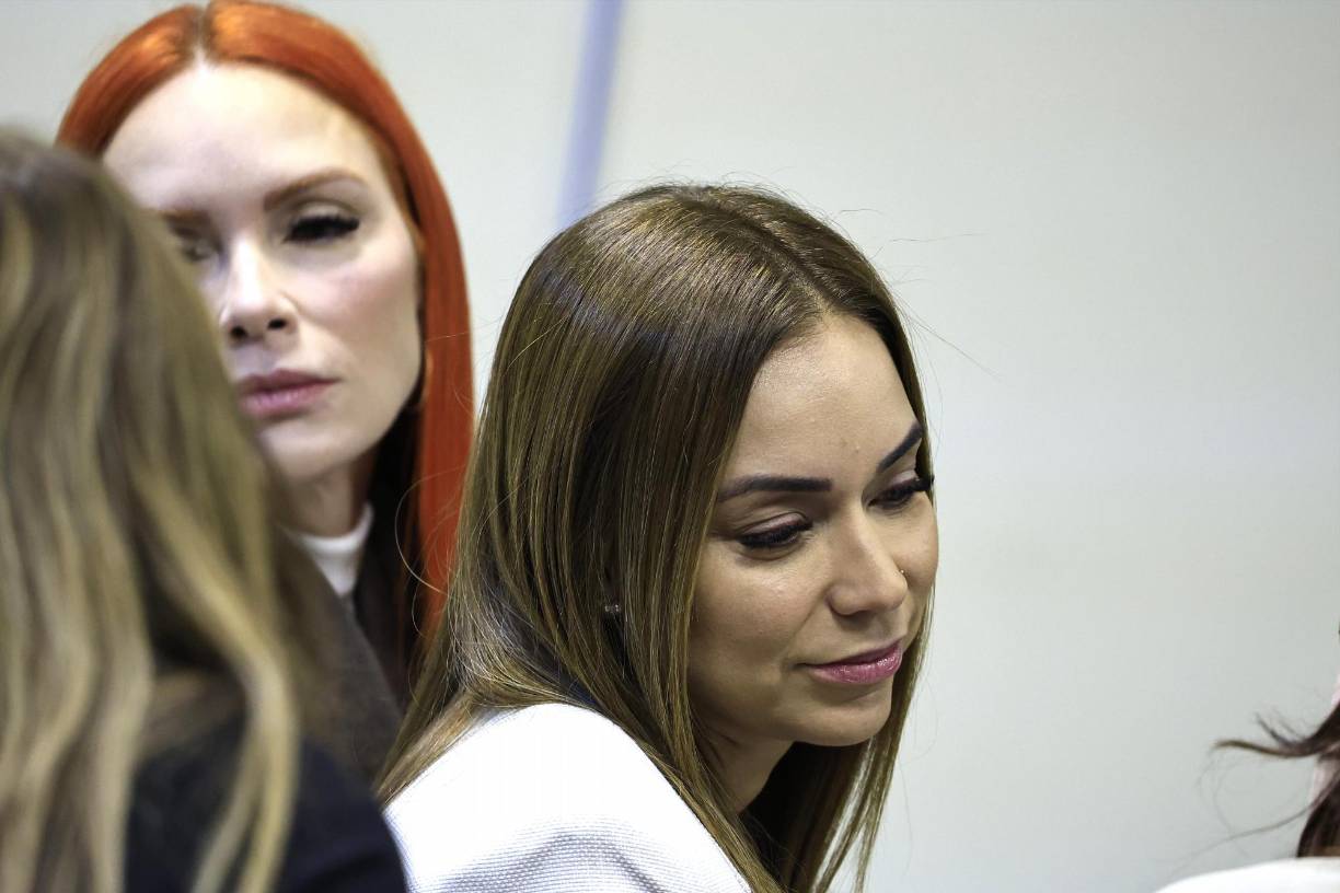 La demanda complica la división de bienes en el divorcio, especialmente debido a la falta de un acuerdo prenupcial. Según las leyes de Puerto Rico, los bienes adquiridos durante el matrimonio deben dividirse equitativamente, y <b>las acusaciones de irregularidades financieras podrían influir en esta repartición</b>.Por su parte, Mireddys i<b>nsiste en que las acusaciones no cambiarán su enfoque de manejar el proceso con integridad</b> y busca un nuevo estilo de vida en armonía.