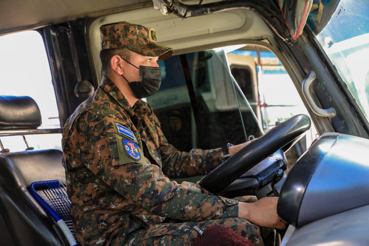 El presidente de El Salvador, Nayib Bukele, advirtió ayer que su Gobierno intervendrá más unidades del servicio de transporte colectivo si “se van a paro”, después de que un empresario fue detenido por incrementar el pasaje y sus unidades son manejadas por militares.