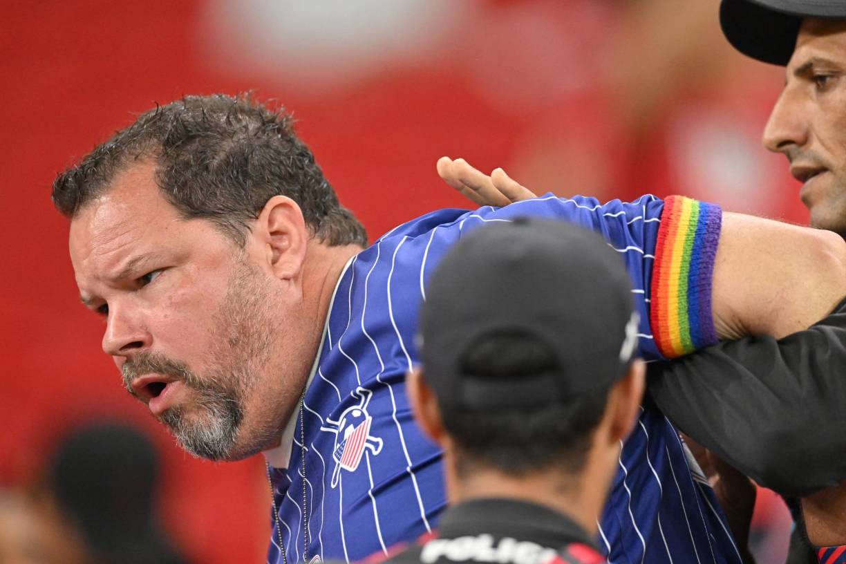 En el duelo entre Irán y Estados Unidos, un hombre fue escoltado por los miembros de seguridad. 