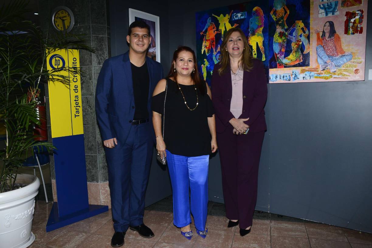 Daniel Orellana con Sulim Trejo y Ana Pacheco. 