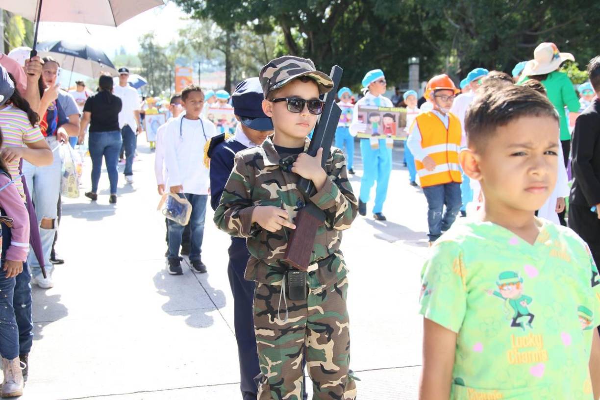 Este niño porta un uniforme militar. 