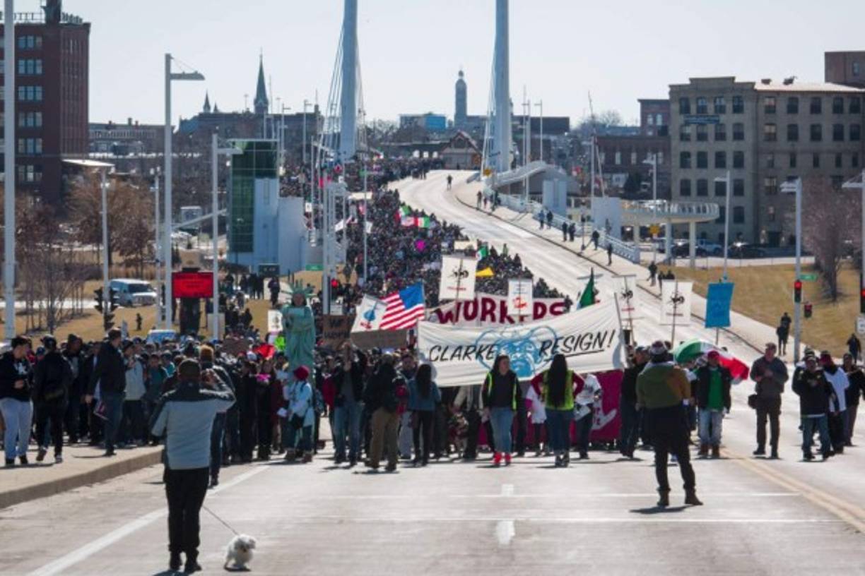 Organizadores de 'Voces de la Frontera' señalaron que fueron miles los activistas que llegaron en autobuses desde ciudades de todo el estado para marchar más de 3 kilómetros por el centro de la ciudad hasta el edificio de la corte del condado de Milwaukee.