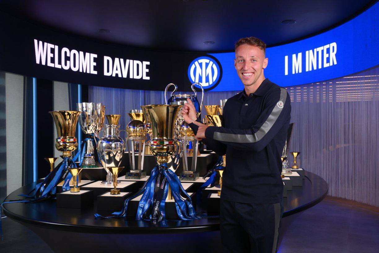 El Inter de Milán anunció el fichaje del centrocampista italiano Davide Frattesi, procedente del Sassuolo. Según la prensa italiana, el Inter pagó 27 millones de euros (29,4 millones de dólares) por el jugador de 23 años. Firmó un contrato de cinco años con su nuevo club y ganaría 2,8 millones de euros (3 millones de dólares) por año, según la misma fuente.