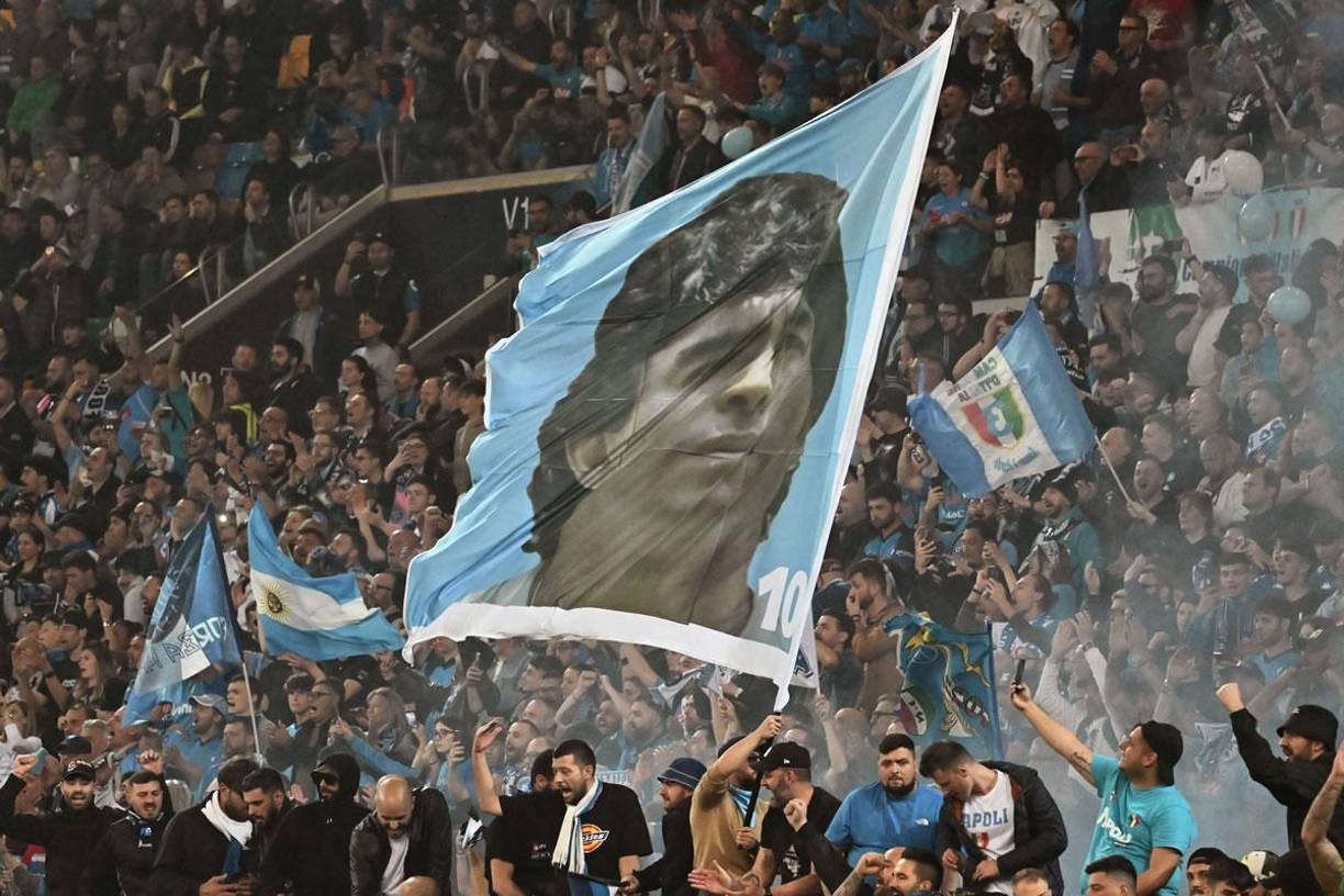 Banderas con el rostro de Diego Maradona flamearon en el Stadio Friuli. La imagen del máximo ídolo del Napoli estuvo presente en la conquista del Scudetto.