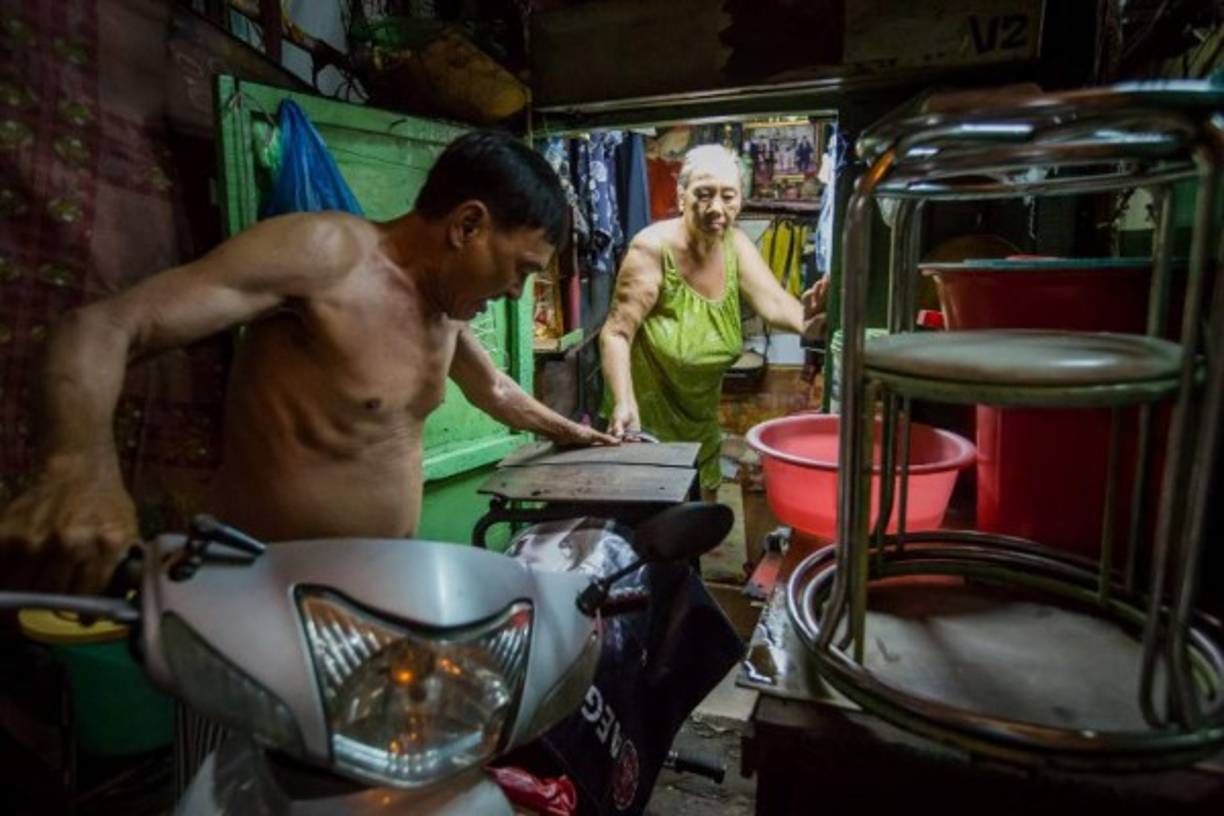 'Pero estamos acostumbrados a este barrio. Si nos vamos a otro lado, no podremos subsistir', explica Cong, cuyas hermanas y sobrina, que viven todas con él, son vendedoras ambulantes en la zona.