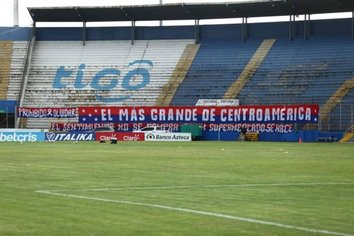 'El más grande de Centroamérica'. El mensaje en una manta del Olimpia en el estadio Nacional.