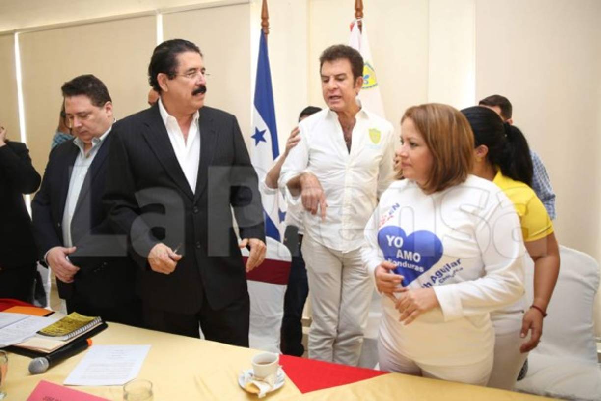 El comentarista deportivo le señaló a la dirigente nacionalista el papel con su nombre que le reservaba el sitio aledaño a Zelaya.