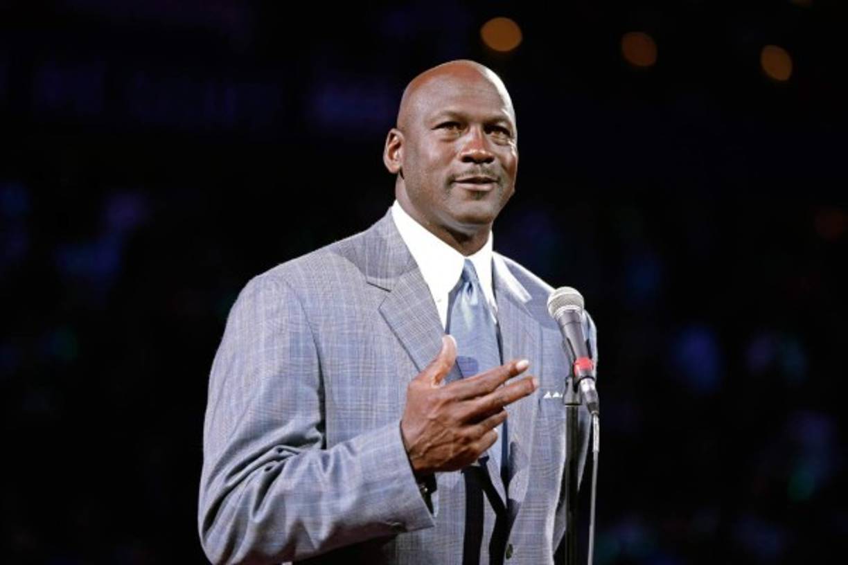 4. Michael Jordan<br/><br/>El exbasquetbolista se ubica en el 4 puesto con $1,700 millones. Jordan obtiene jugosas ganancias con su equipo Charlotte Hornets.<br/>