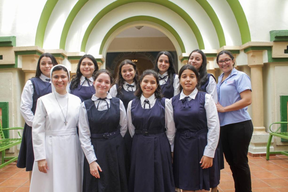 Estudiantes por egresar que se formaron en el Instituto María Auxiliadora desde preescolar Andrea Pineda, Nathalie Escalante, Diana Cárcamo, María Jovel, Elisa Molina, Lourdes Zúniga, Hortencia Altamirano, Daniela Erazo en compañía de la Miss Evis Argüello y la Sor Mayra Morales.