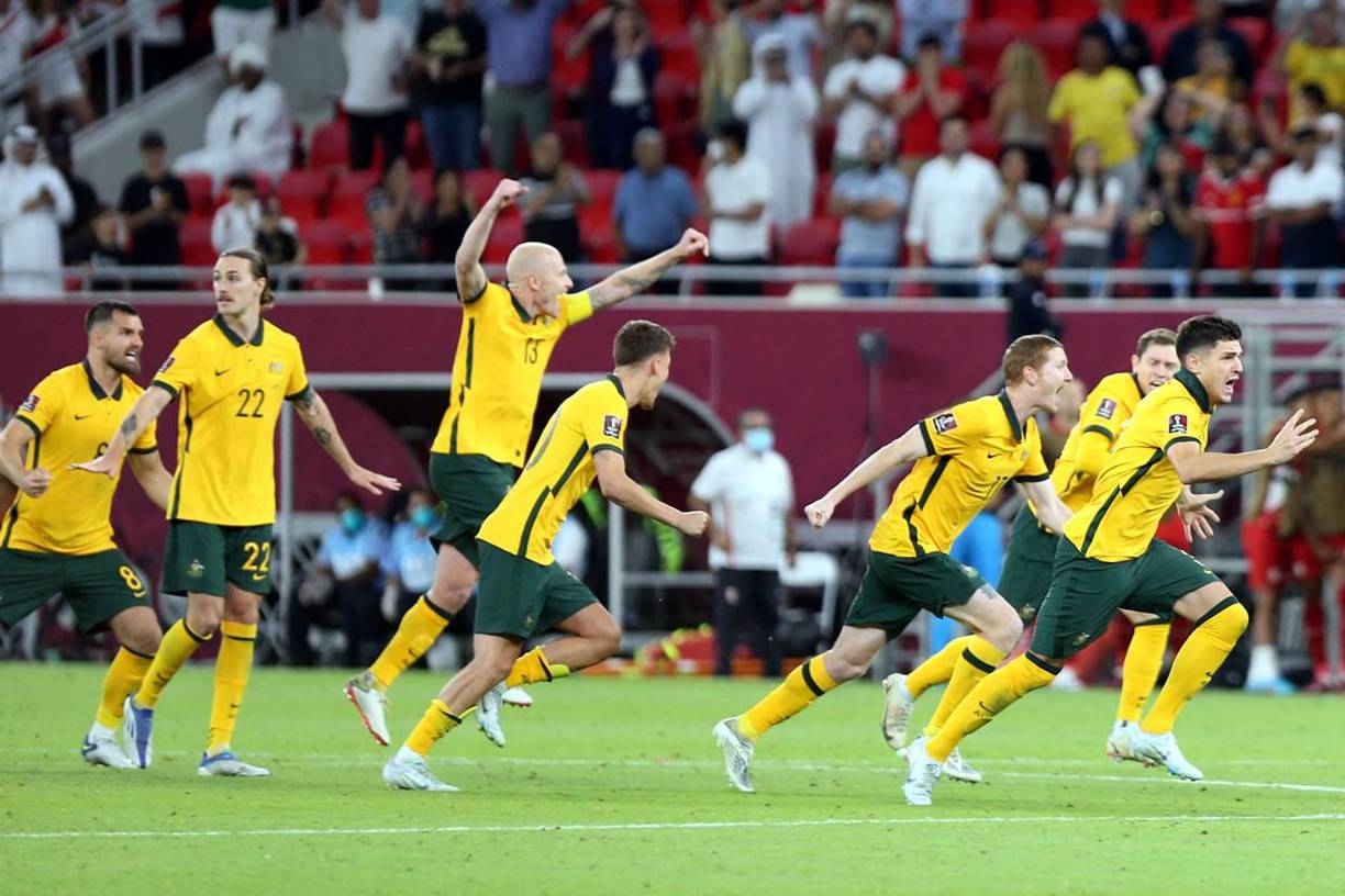 Los jugadores de Australia corren a celebrar con el portero Andrew Redmayne tras clasificar al Mundial de Qatar 2022.