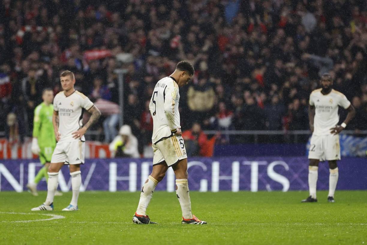 La tristeza de los jugadores del Real Madrid tras el final del partido ante el Atlético.